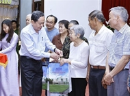 N.A. Chairman presents Tet gifts to disadvantaged residents in Can Tho city